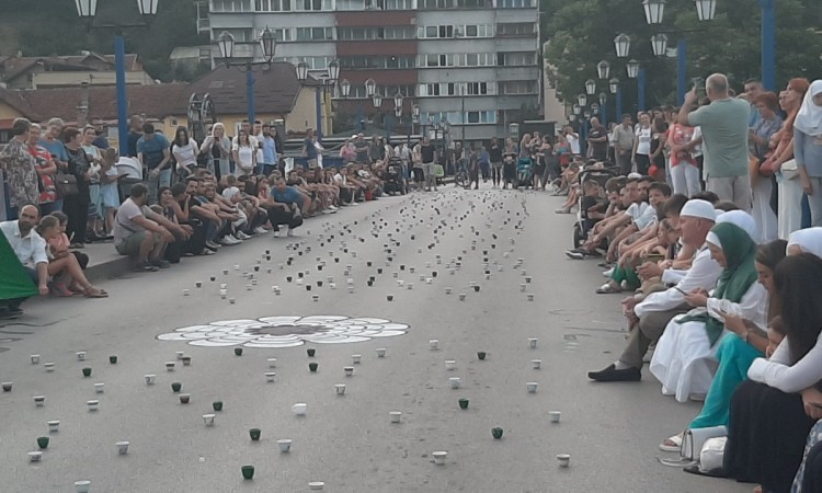 Performans 'Nema te na kahvi' za žrtve genocida u Srebrenici