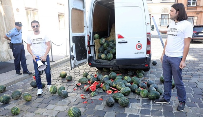 Performans Sinčića na Markovom trgu, pred vladom hrpa rasutih lubenica