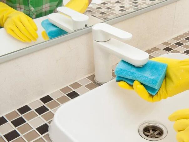 Pet efikasnih trikova za čišćenje doma sirćetom koji štede i vrijeme i novac