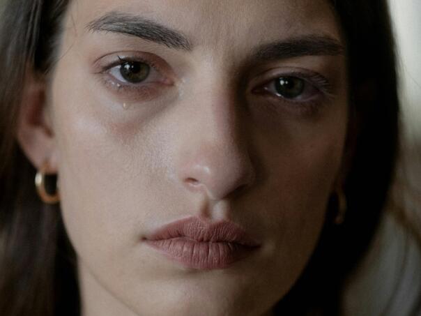 Pet faza tuge kroz koje prolazimo – i zašto ih ne treba ubrzavati ni preskakati