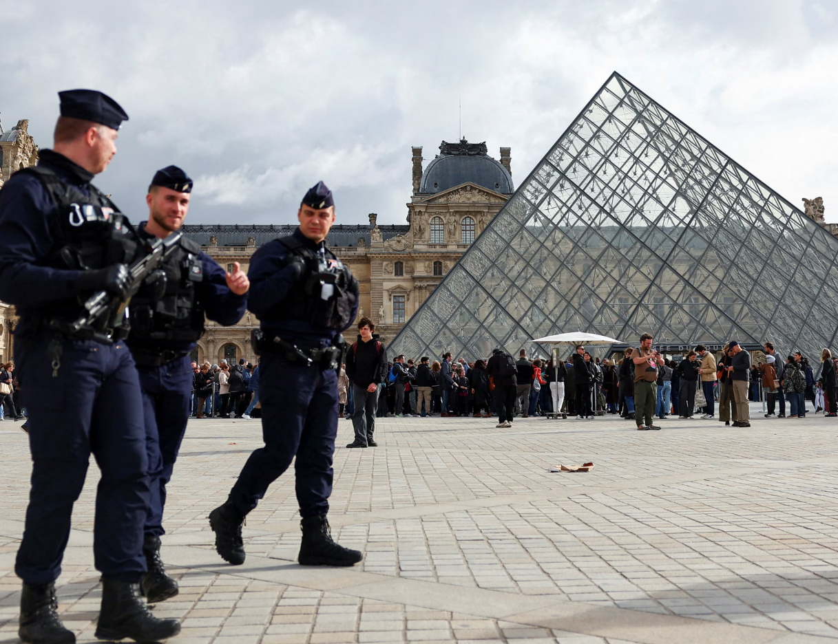 Pet novih osumnjičenika uhapšeno zbog pljačke u Louvreu