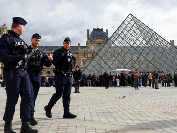 Pet novih osumnjičenika uhapšeno zbog pljačke u Louvreu