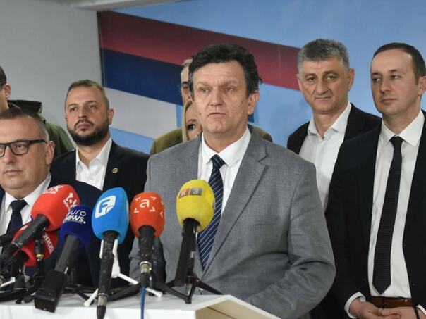 Pet odbornika SDS-a ustalo protiv Blanuše i stalo uz Petrovića
