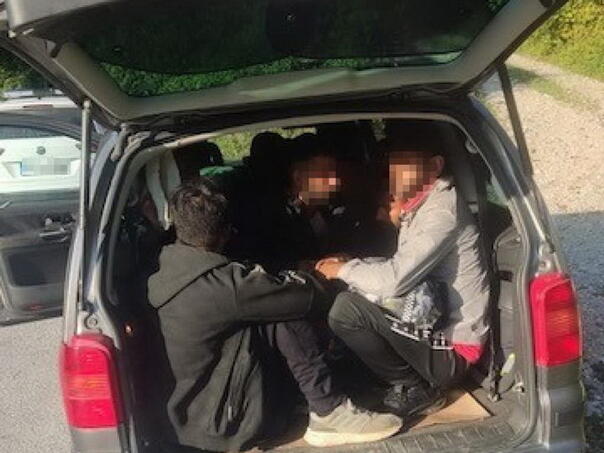 Pet osoba lišeno slobode zbog krijumčarenja 30 migranata