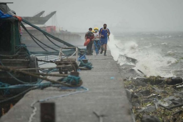 Pet spasilaca poginulo na Filipinima nakon tajfuna Noru