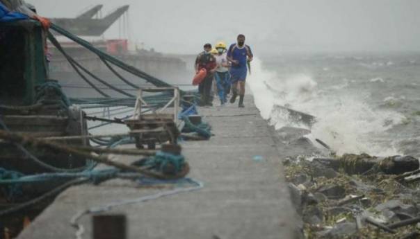 Pet spasilaca poginulo na Filipinima nakon tajfuna Noru