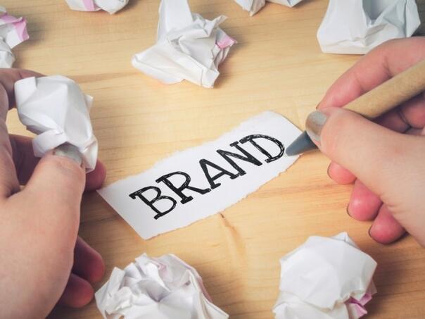 Pet uobičajnih izazova pri stvaranju imena za brend