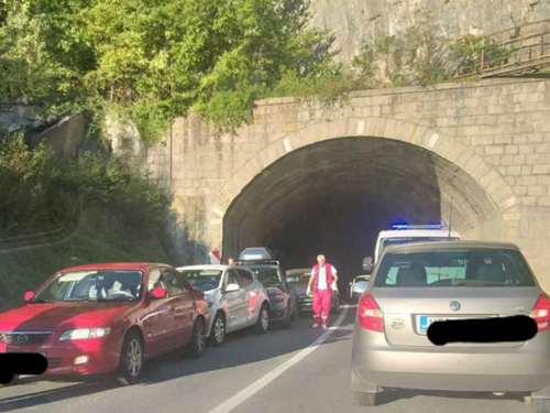 Pet vozila se sudarilo u tunelu u BiH, troje povrijeđeno