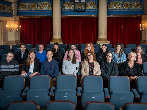 Peta praizvedba u sezoni 24/25: Predstava 'Na slovo F' 8. jula na sceni NPS