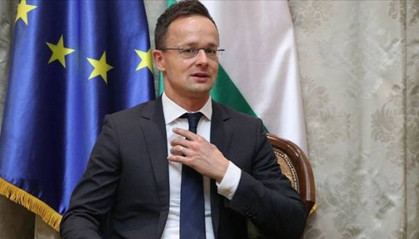 Peter Sijarto u posjeti BiH, uručuje donaciju PCR testova