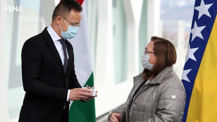 Peter Sijarto uručio donaciju PCR testova za BiH