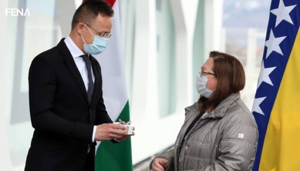 Peter Sijarto uručio donaciju PCR testova za BiH