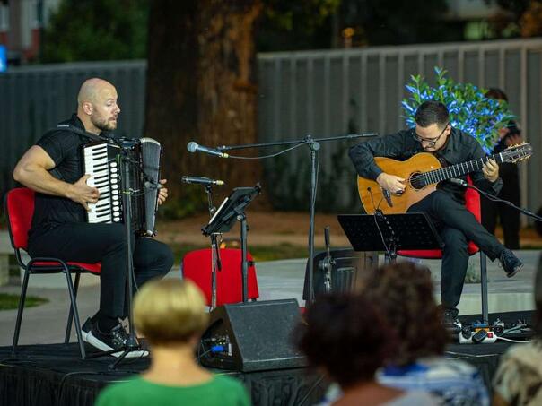Peto izdanje programa "Kultura na ulice!" otvoreno koncertom CordAria Duo