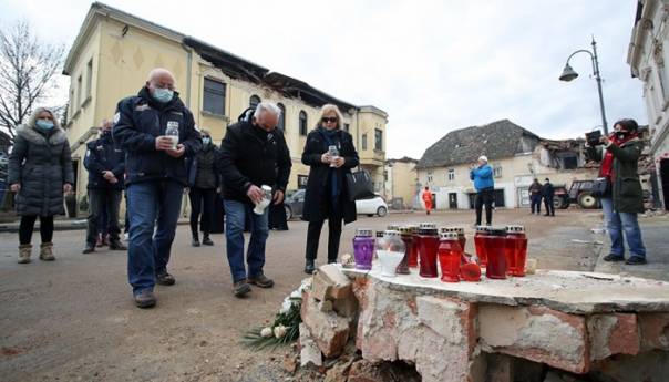 Petrinja: Vijenac i svijeće za sedam žrtava potresa