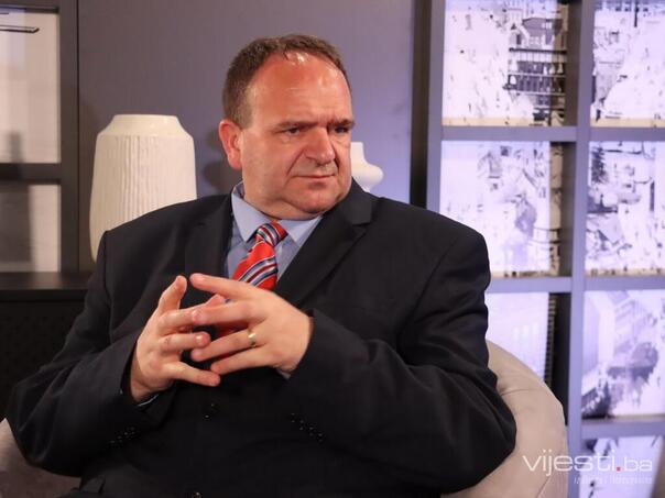 Peulić: EU eliminiše bh. prevoznike, rade tiho iseljavanje iz BiH