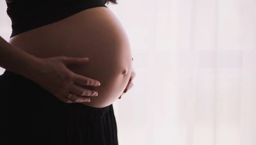 Pfizer i Moderna učinkovite kod trudnica, antitijela se prenose na bebe