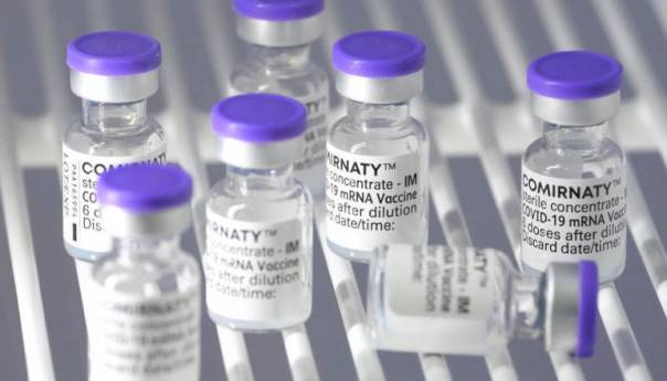 Pfizerova treća doza znatno povećava zaštitu kod starijih od 60