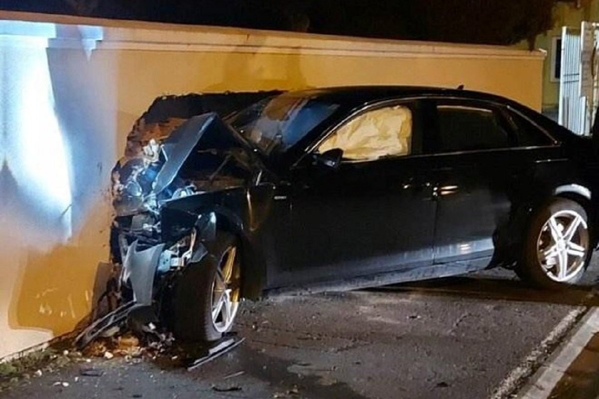 Pijan Audijem udario u zid 