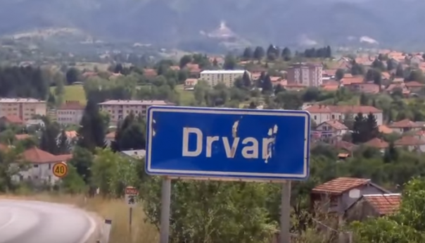 Pijan autom naletio na pješake u Drvaru: Majka smrtno stradala, a sin teško povrijeđen