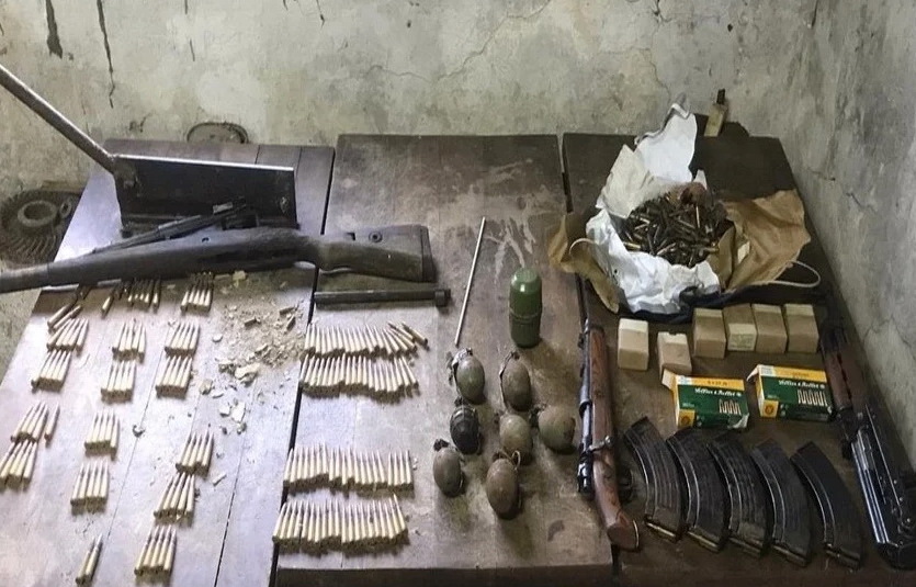 Pijan šakom udario u glavu policajca, u kući mu pronašli arsenal oružja