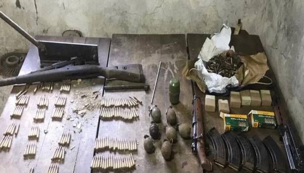 Pijan šakom udario u glavu policajca, u kući mu pronašli arsenal oružja