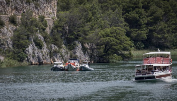 Pijan se nasukao brodom na slapovima Krke