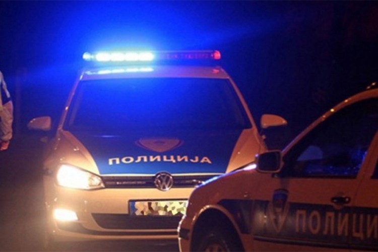 Pijan sletio autom sa puta i udario u ogradu