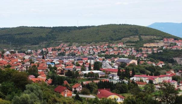 Pijan vozio ukraden auto pa ignorisao policijsku patrolu