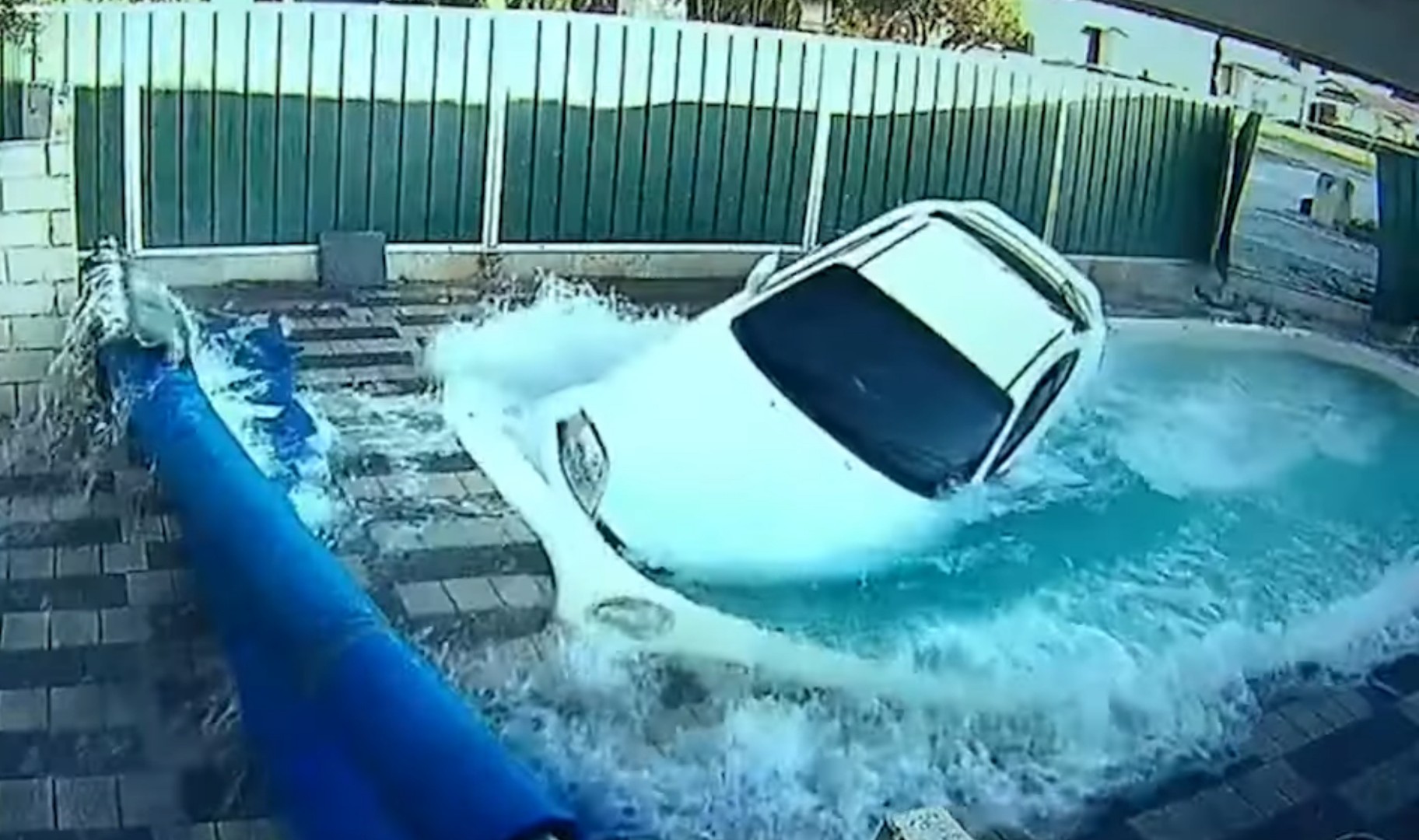 Pijana automobilom uletjela u komšijin bazen