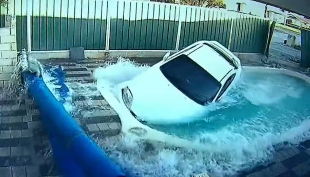 Pijana automobilom uletjela u komšijin bazen