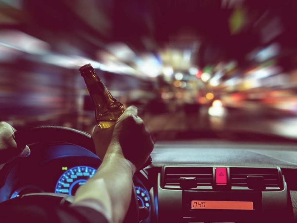 Pijani 18-godišnjak sa automobilom izletio sa Jadranske magistrale kod Podaca