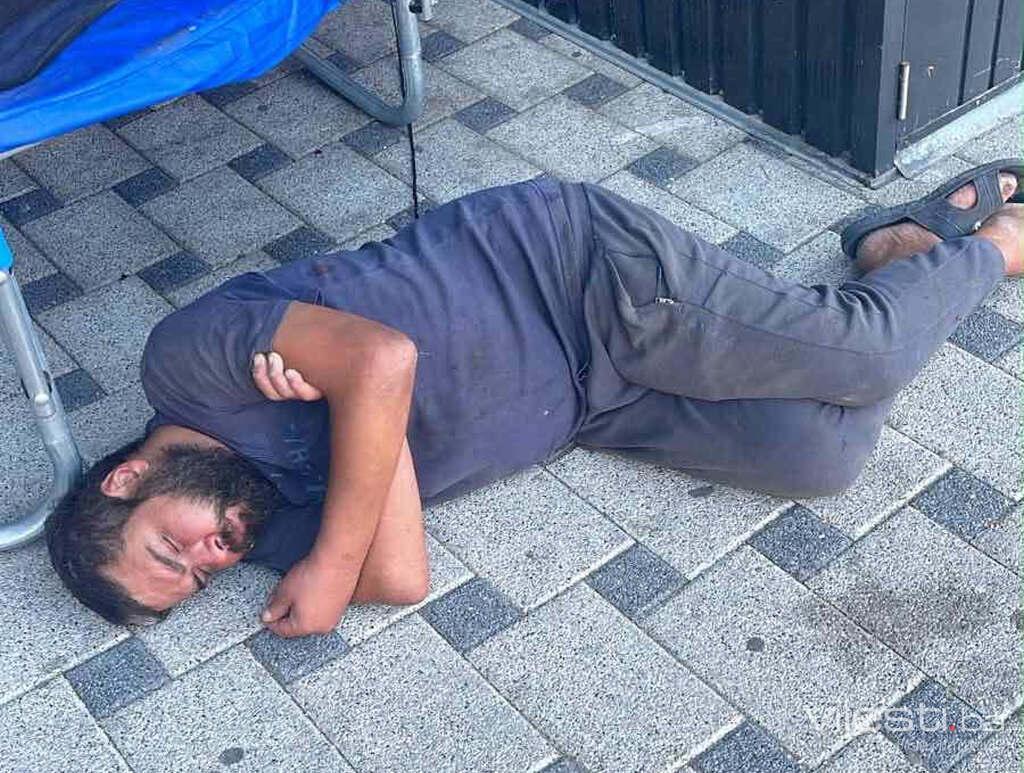 Pijani migranti leže po javnim površinama, čeka se reakcija policije