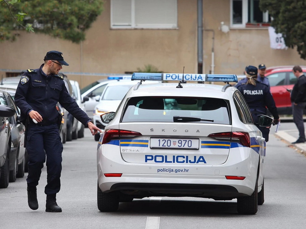 Pijani muškarac u Splitu vikao na maloljetnike i mahao plastičnim pištoljem