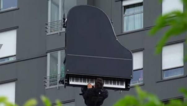 Pijanista svirao klavir na visini od 40 metara