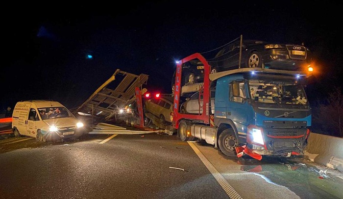 Pijanom vozaču iz BiH na autoputu ispala auta koja je prevozio
