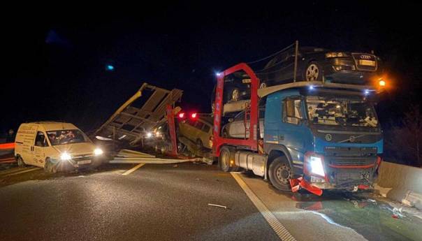 Pijanom vozaču iz BiH na autoputu ispala auta koja je prevozio