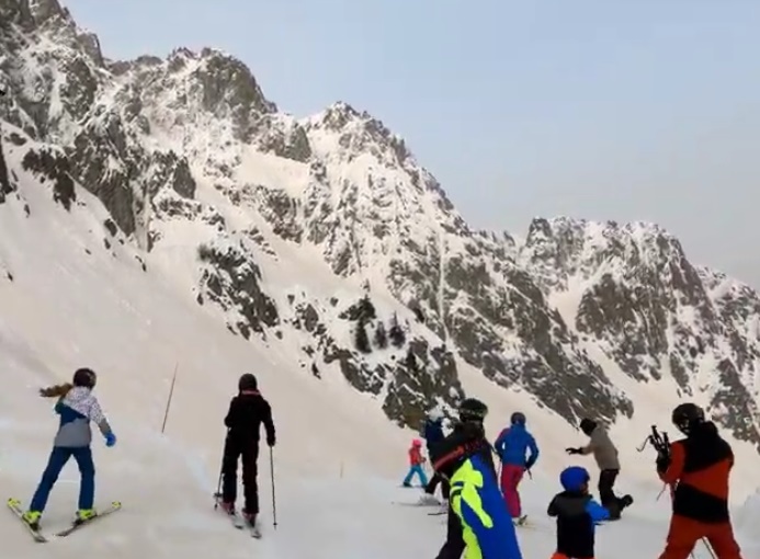 Pijesak iz Sahare stigao u Evropu, skijališta poprimila crvenu boju