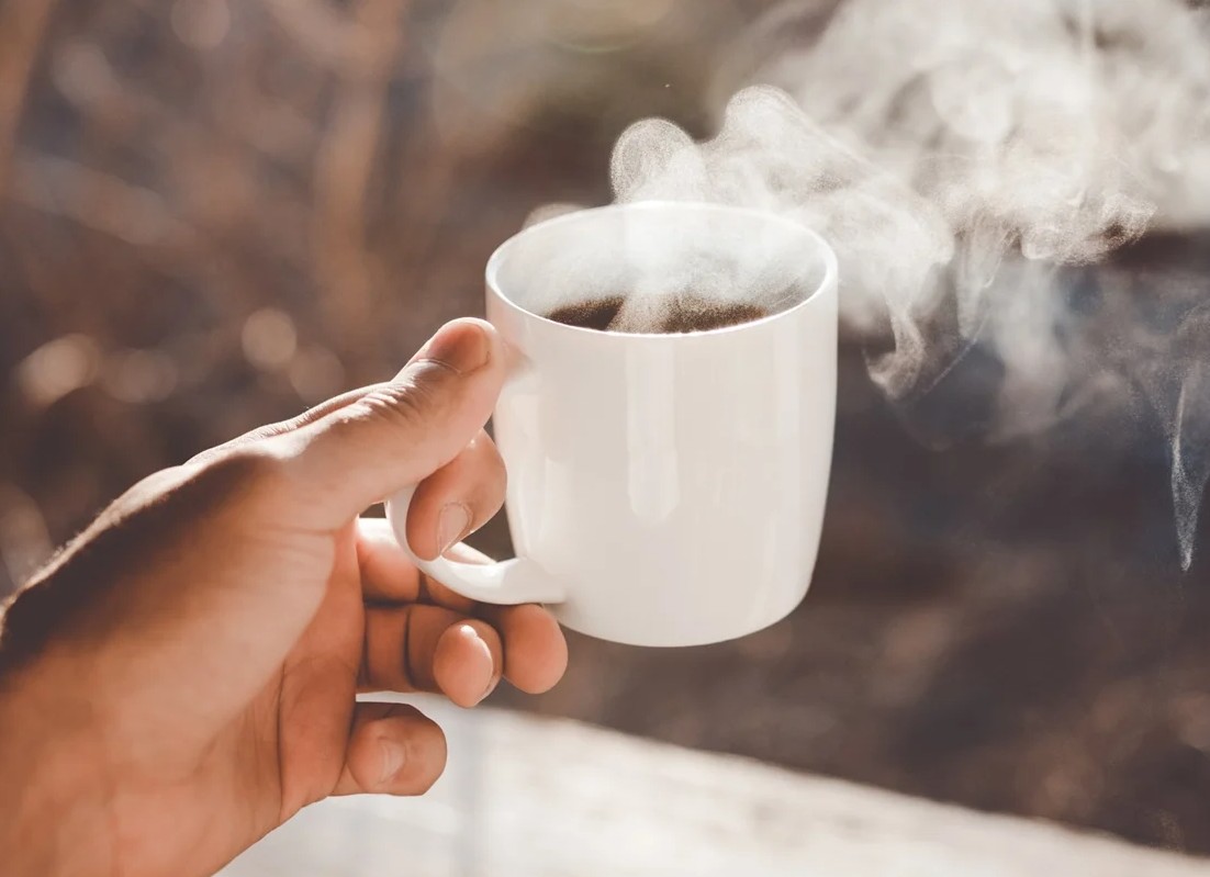 Pijete vrelu kafu? Novo istraživanje otkriva koliko je zapravo opasno