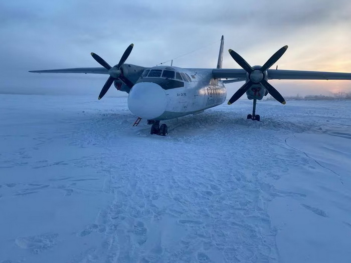 Pilot aviona An-24 umjesto na pistu sletio na zaleđenu rijeku