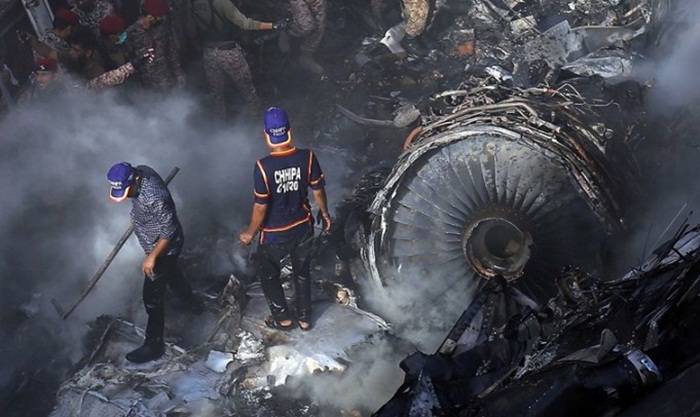 Pilot aviona koji se srušio u Pakistanu nije slušao kontrolu leta