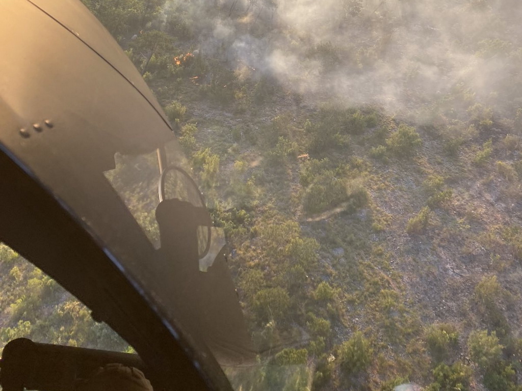 Piloti OS BiH prvo spasili povrijeđenu osobu, potom gasili požar