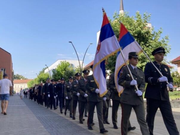 Pitomci Vojne akademije u Beogradu prodefilovali kroz Prijedor