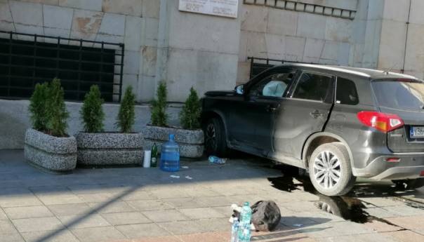 Pješak koga je juče udario terenac u Sarajevu u životnoj opasnosti