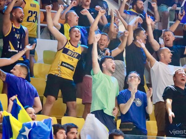 Pjesma navijača i bodrenje Zmajeva uprkos rezultatu