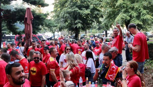 Pjesma navijača Veleža odjekuje Grbavicom