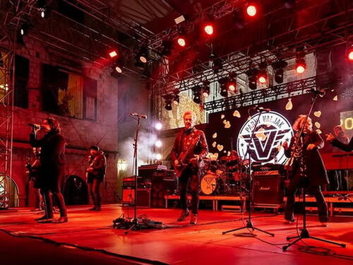 Pjevač Parnog valjka pao s bine u Dubrovniku i povrijedio se, koncert prekinut