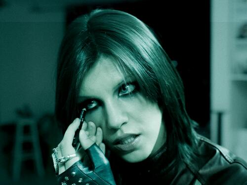 Pjevačica Macha Ravel objavila je novu synth-punk pjesmu i spot