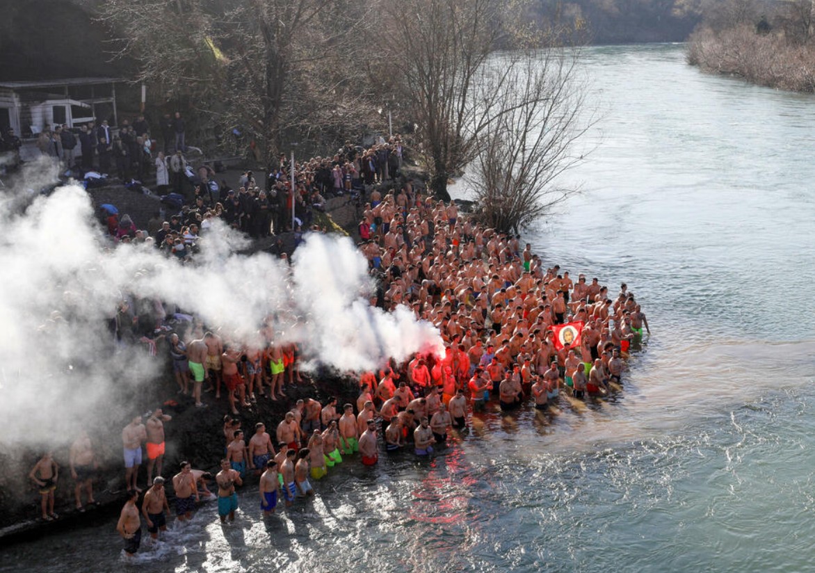 Pjevali četničke pjesme tokom plivanja za časni krst u Podgorici