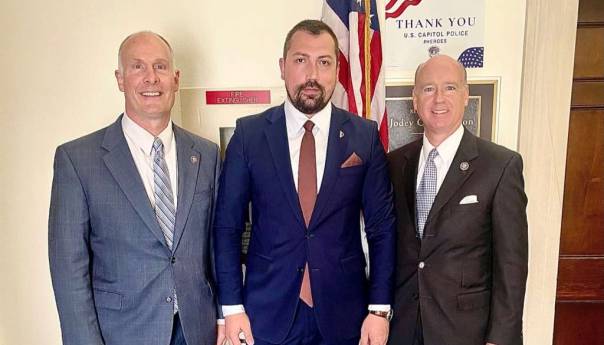 Plakalo u Washingtonu s kongresmenima Aderholtom i Moolenarom