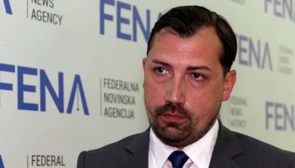 Plakalo: Ustanoviti i kazniti počinitelje rušenja zastave EU